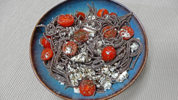 Buchweizenspaghetti mit Feta und Tomaten